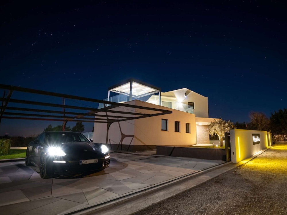 Stylish Stay With Hot Tub