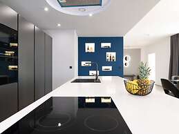Stylish Stay With Hot Tub