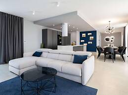 Stylish Stay With Hot Tub
