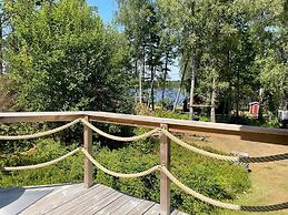 Bright Holiday House by the Lake