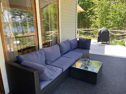 Bright Holiday House by the Lake