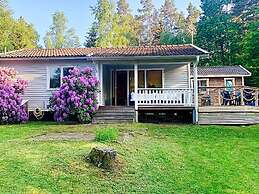 Bright Holiday House by the Lake