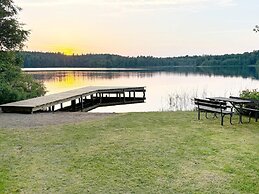 Bright Holiday House by the Lake