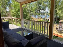 Bright Holiday House by the Lake