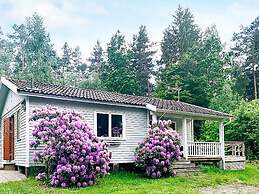Bright Holiday House by the Lake