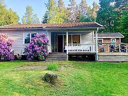 Bright Holiday House by the Lake