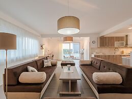 Modern and Spacious Home With Swimming Pool
