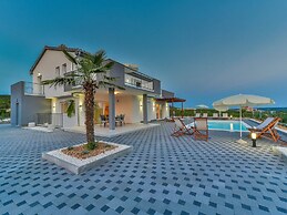 Modern and Spacious Home With Swimming Pool