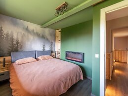 Forestside Escape Near Lake