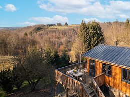 Forestside Escape Near Lake