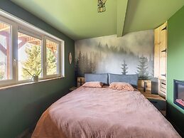 Forestside Escape Near Lake