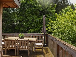 Forestside Escape Near Lake
