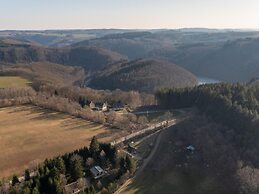 Forestside Escape Near Lake