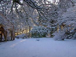 Forestside Escape Near Lake