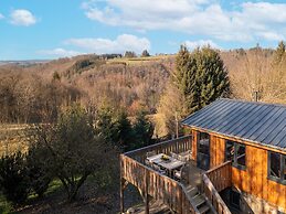 Forestside Escape Near Lake