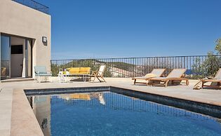 Superb Villa With Pool and sea View