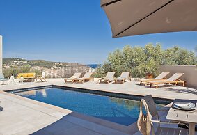 Superb Villa With Pool and sea View