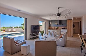 Superb Villa With Pool and sea View