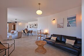 Superb Villa With Pool and sea View
