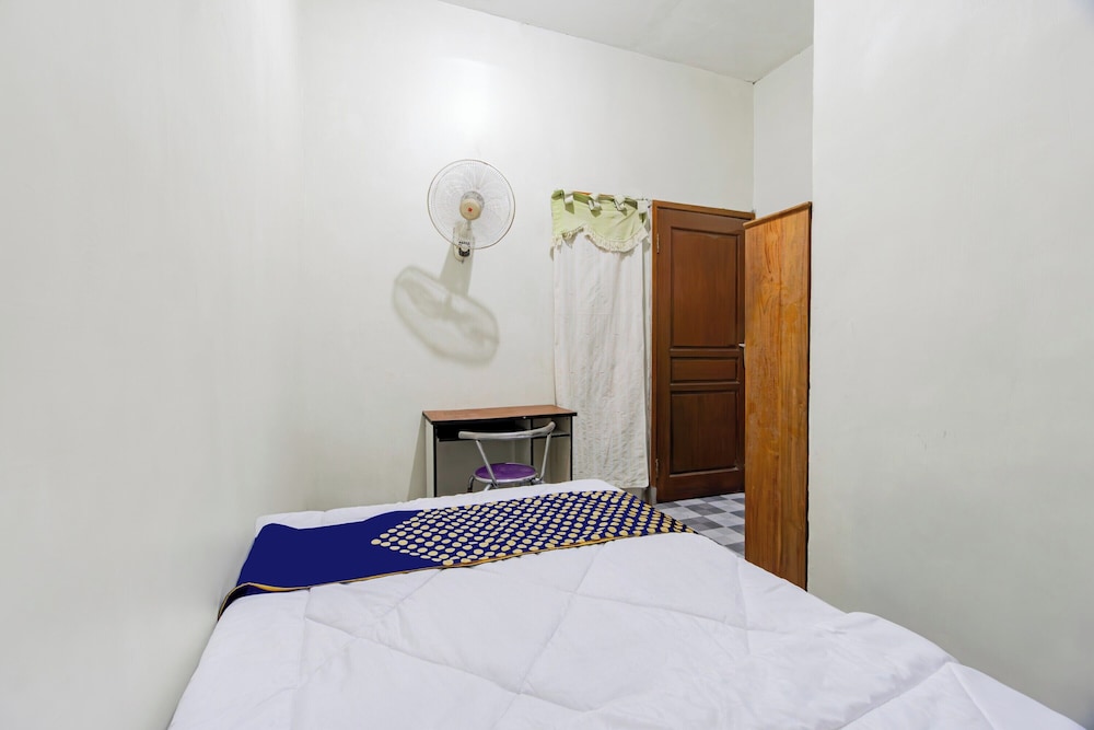 SPOT ON 93967 Hasna Guest House Syariah