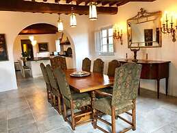 Villa Near Cortona With Pool & Countryside Views