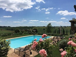 Villa Near Cortona With Pool & Countryside Views