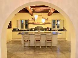 Villa Near Cortona With Pool & Countryside Views
