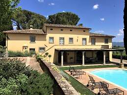 Villa Near Cortona With Pool & Countryside Views