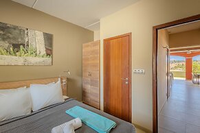 Spanish Water Apartments - Garden View