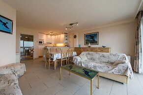 Apartment in Zeedijk With Sea View