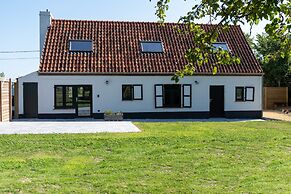 Heritage House 2 km From the Beach in Lissewege