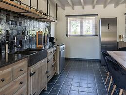 Heritage House 2 km From the Beach in Lissewege