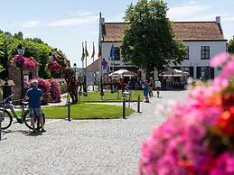 Heritage House 2 km From the Beach in Lissewege
