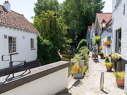 Heritage House 2 km From the Beach in Lissewege