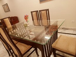 Impeccable 3-bed Apartment in Lahore