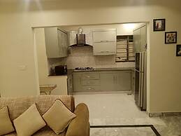 Impeccable 3-bed Apartment in Lahore