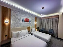 Gold Sky Avenue Hotel