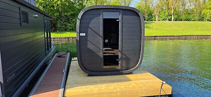 Houseboat Mookerplas With a View