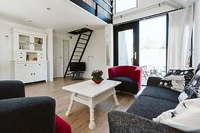 Bungalow on Holiday Park De Klepperstee Ouddorp