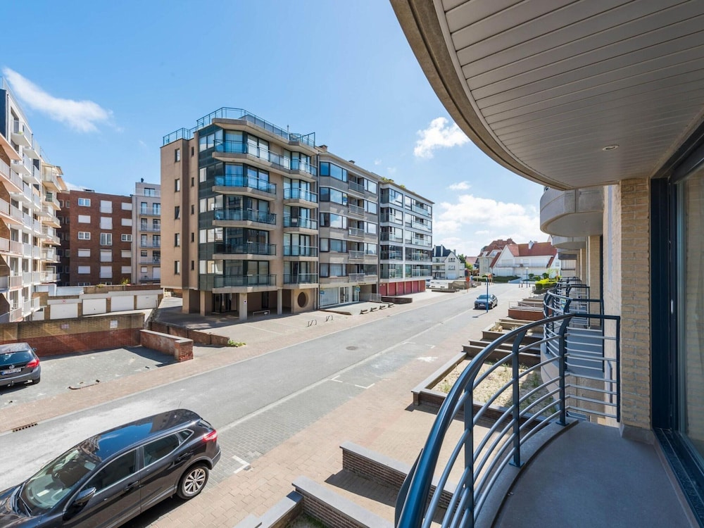 Apartment Near Seawall With sea View