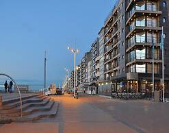 Apartment Near Seawall With sea View
