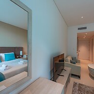Chic Palm Studio With Infinity Pool