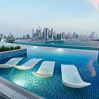 Chic Palm Studio With Infinity Pool