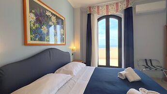 Bajamar Beach Hotel