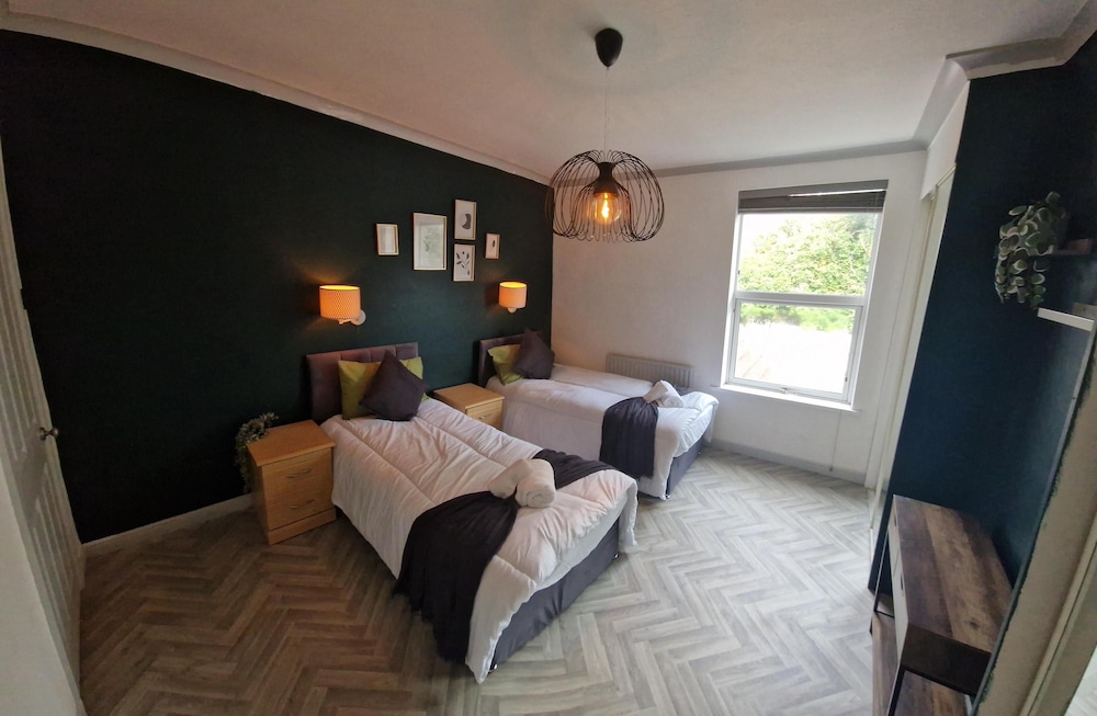 Charming 4-bed House in Wednesbury