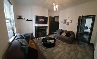 Charming 4-bed House in Wednesbury