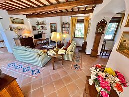 Luxurious Umbrian Retreat for 10 With Private Terrace and Pool