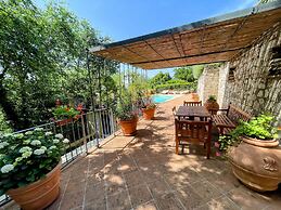 Luxurious Umbrian Retreat for 10 With Private Terrace and Pool