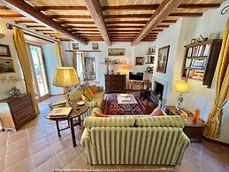 Luxurious Umbrian Retreat for 10 With Private Terrace and Pool