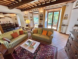 Luxurious Umbrian Retreat for 10 With Private Terrace and Pool